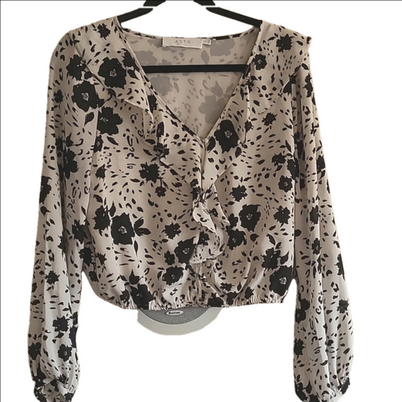 Astr Tops - ASTR The Label Black/White Floral Print Ruffle Detail Longsleeve Blouse Size S